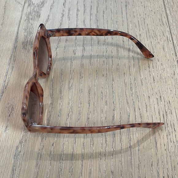 Oversized Tortoise Sunglasses - Picture 3 of 5